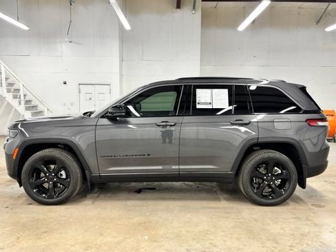 Used 2026 Jeep Grand Cherokee Limited w/ Limited Altitude Package RWD image 4
