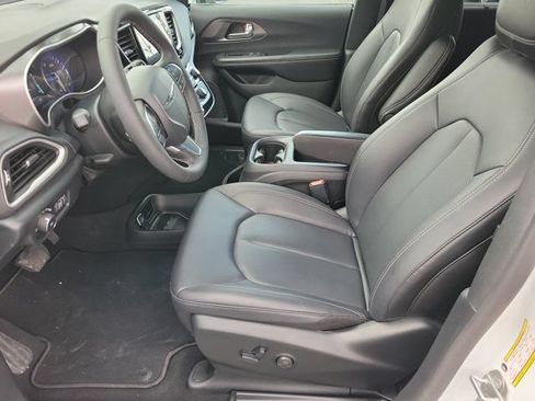Used 2026 Chrysler Pacifica Select FWD image 11