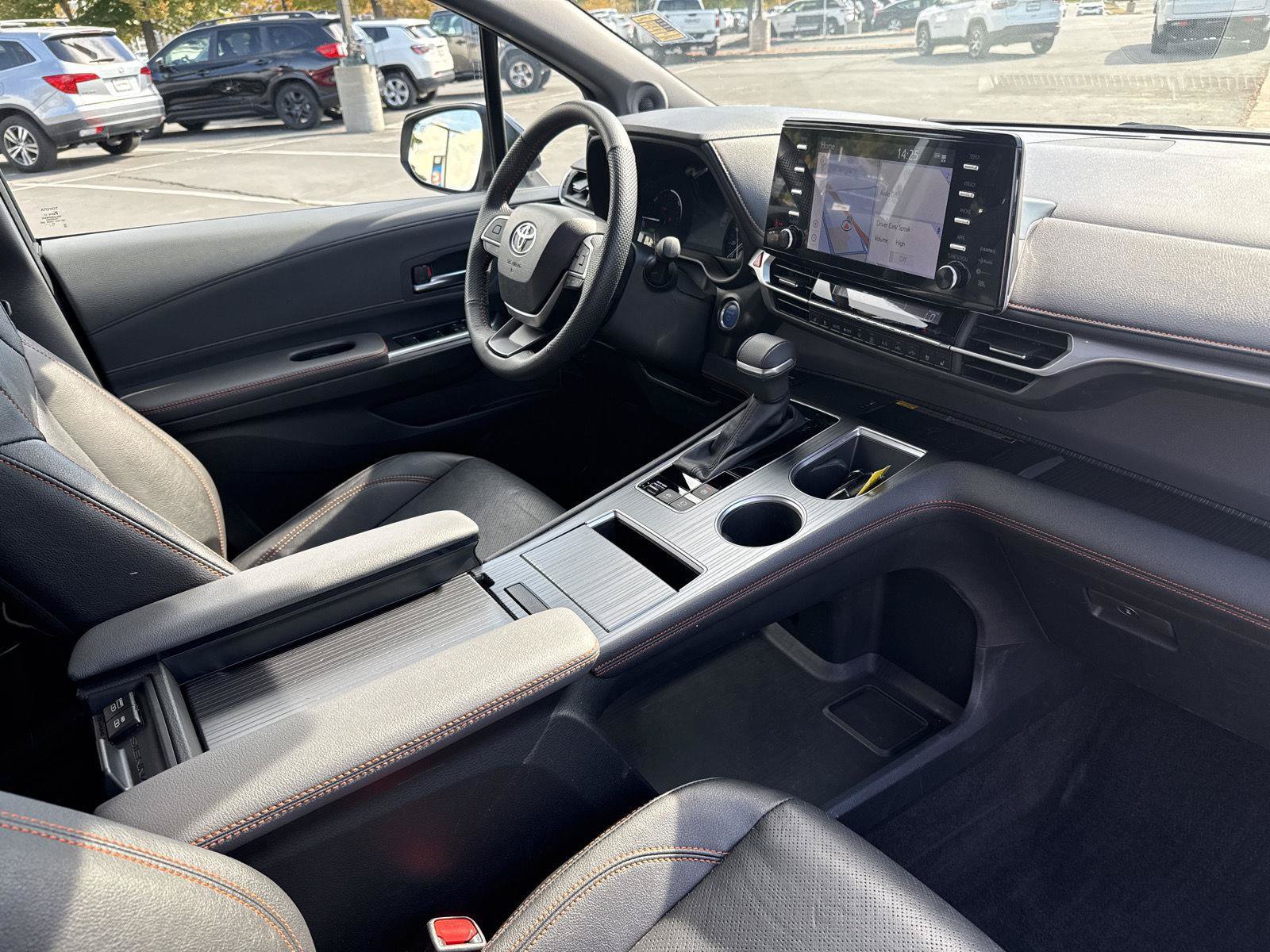 Used 2024 Toyota Sienna XSE w/ XSE Premium Package FWD image 34