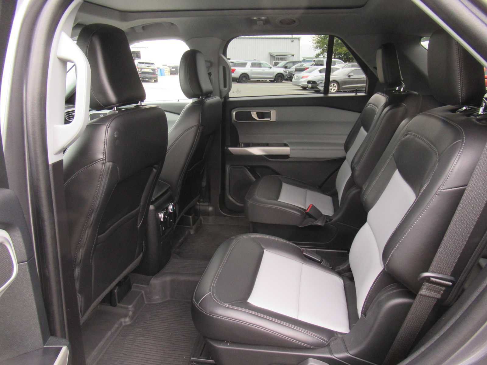 Used 2022 Ford Explorer XLT w/ Equipment Group 202A AWD/4WD image 16