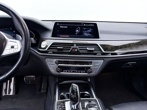 Used 2022 BMW 750i xDrive w/ Luxury Rear Seating Package image 13