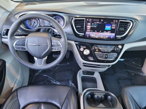 Used 2023 Chrysler Pacifica Touring-L image 12