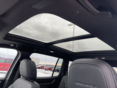 Certified 2025 GMC Acadia Denali w/ Super Cruise Package image 38