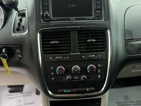 Used 2019 Dodge Grand Caravan SE w/ UConnect Hands-Free Group FWD image 17