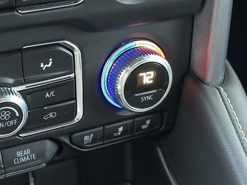 Used 2024 GMC Yukon SLT image 30