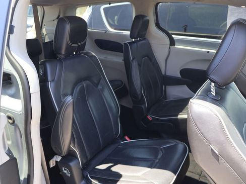 Used 2023 Chrysler Pacifica Limited FWD image 18