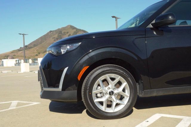 Used 2025 Kia Soul LX w/ LX Technology Package FWD image 36