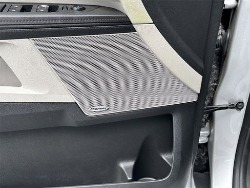 Used 2017 Chevrolet Equinox LT w/ Convenience Package image 19