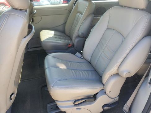 Used 2006 Chrysler Town & Country Limited w/ Popular Equipment Group I FWD image 13