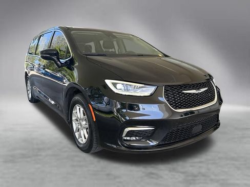 Used 2024 Chrysler Pacifica Touring-L FWD image 2