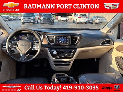Used 2018 Chrysler Pacifica Touring-L FWD image 13