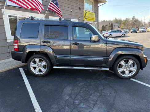 Used 2011 Jeep Liberty Sport image 4