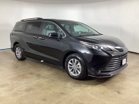 Used 2025 Toyota Sienna XLE FWD image 5