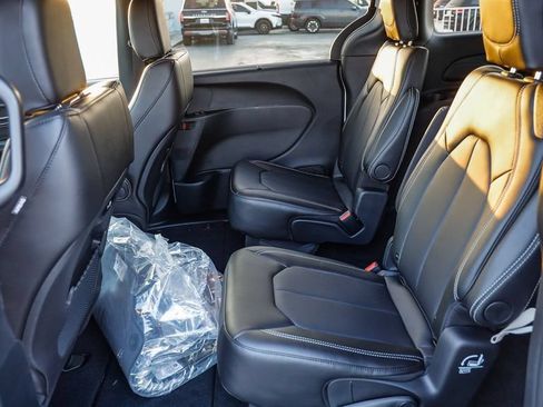 New 2027 Chrysler Pacifica Select FWD image 22