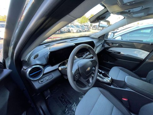 Used 2025 Chevrolet Trax LT image 35
