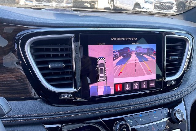 Used 2023 Chrysler Pacifica Pinnacle FWD image 21