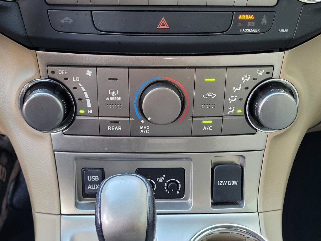 Used 2012 Toyota Highlander SE FWD image 17