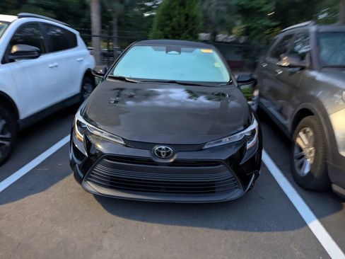 Used 2023 Toyota Corolla LE FWD image 2