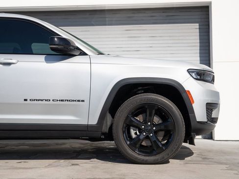 Used 2023 Jeep Grand Cherokee L Laredo image 4