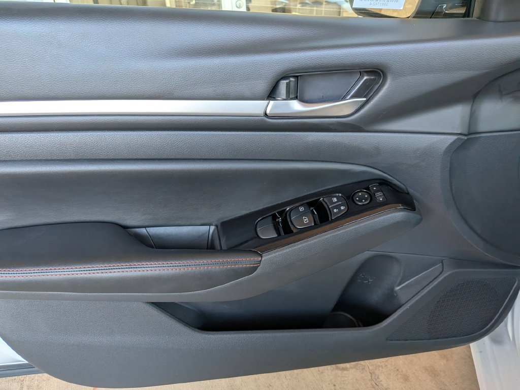 Used 2025 Nissan Altima 2.5 SR FWD image 11
