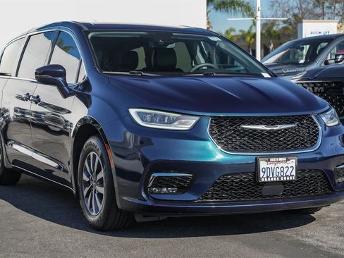 Used 2022 Chrysler Pacifica Touring-L image 3