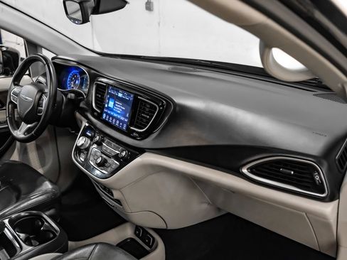 Used 2017 Chrysler Pacifica Touring-L FWD image 17
