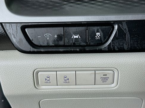 Used 2024 Kia Carnival LX image 17