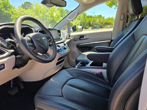 Used 2024 Chrysler Pacifica Touring-L FWD image 15