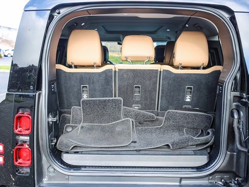 Used 2025 Land Rover Defender 130 X-Dynamic SE image 25