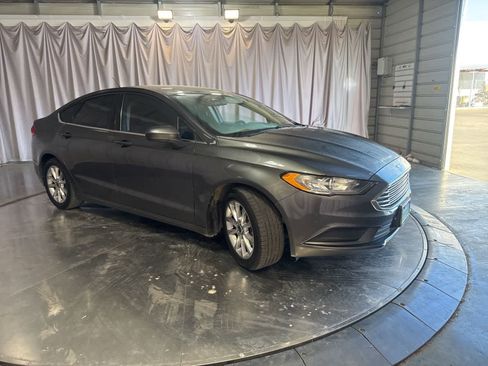 Used 2017 Ford Fusion SE w/ Fusion SE Technology Package image 2