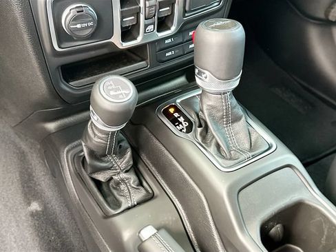Used 2025 Jeep Gladiator Sport AWD/4WD image 13