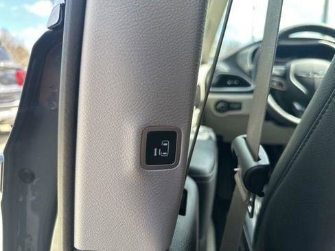 Used 2022 Chrysler Pacifica Touring-L w/ Uconnect Theater Family Group image 38