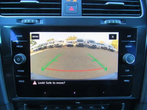 Used 2019 Volkswagen Golf SE image 10