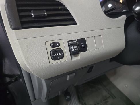 Used 2011 Toyota Sienna XLE image 21