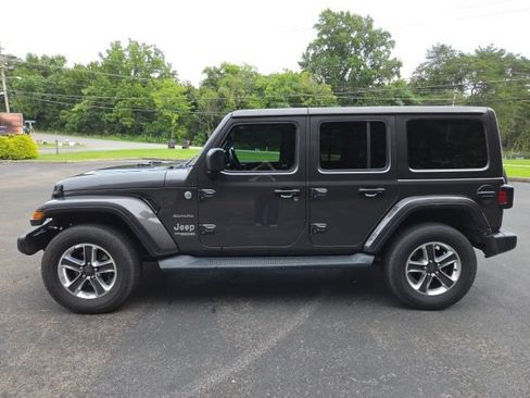 Used 2018 Jeep Wrangler Unlimited Sahara AWD/4WD image 11