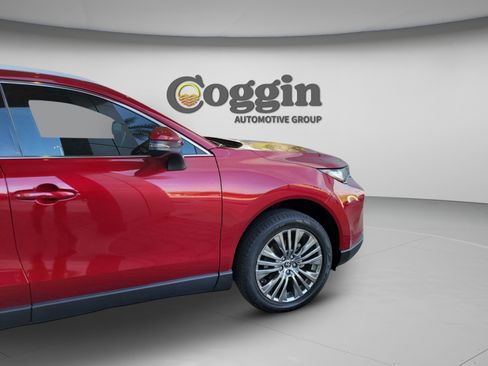 Used 2023 Toyota Venza XLE image 32