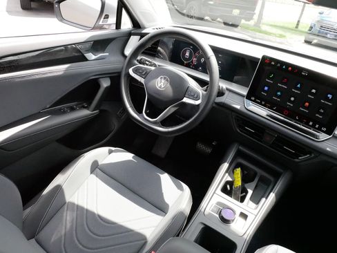 Certified 2025 Volkswagen Tiguan SE AWD/4WD image 9