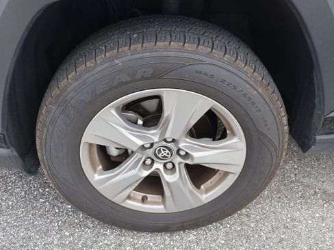 Used 2024 Toyota RAV4 XLE FWD image 4