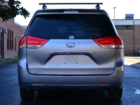 Used 2013 Toyota Sienna LE w/ Towing Pkg image 6