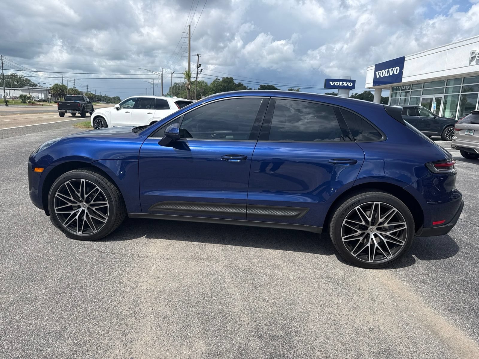 Used 2023 Porsche Macan AWD/4WD image 7