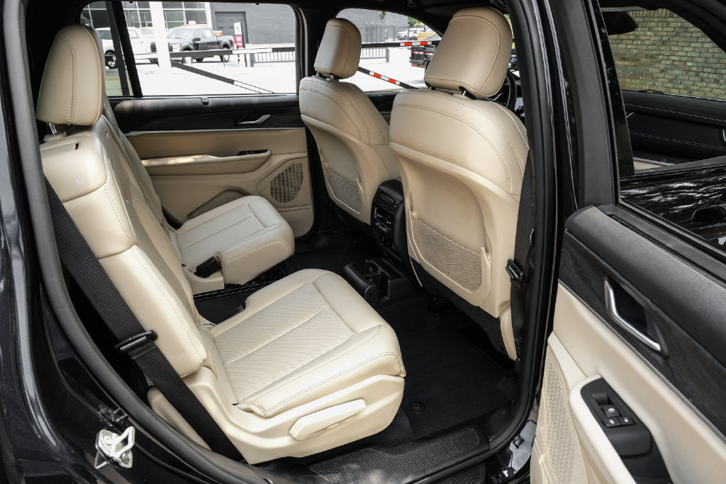 Used 2023 Jeep Grand Cherokee L Limited w/ Luxury Tech Group II AWD/4WD image 50