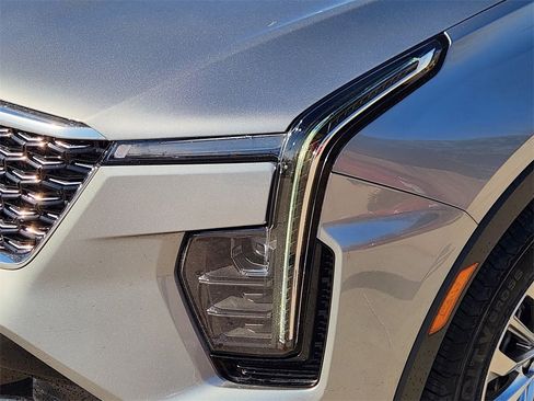 Used 2024 Cadillac XT4 Premium Luxury image 7