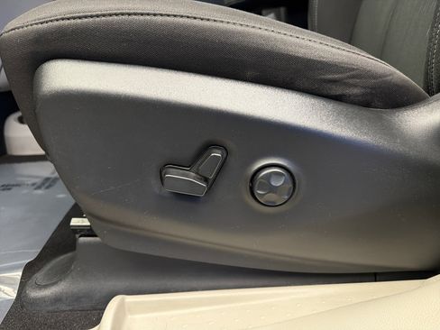 Used 2023 Chrysler Voyager LX image 12