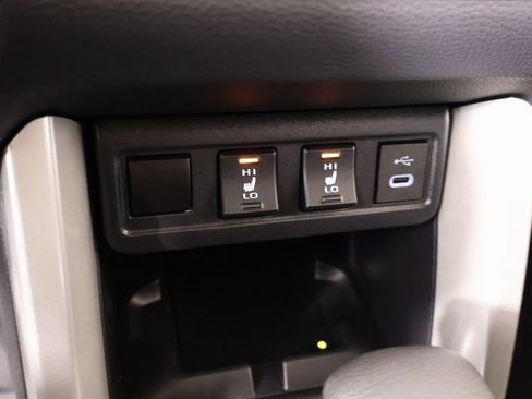 Used 2025 Toyota Corolla Cross XLE image 7