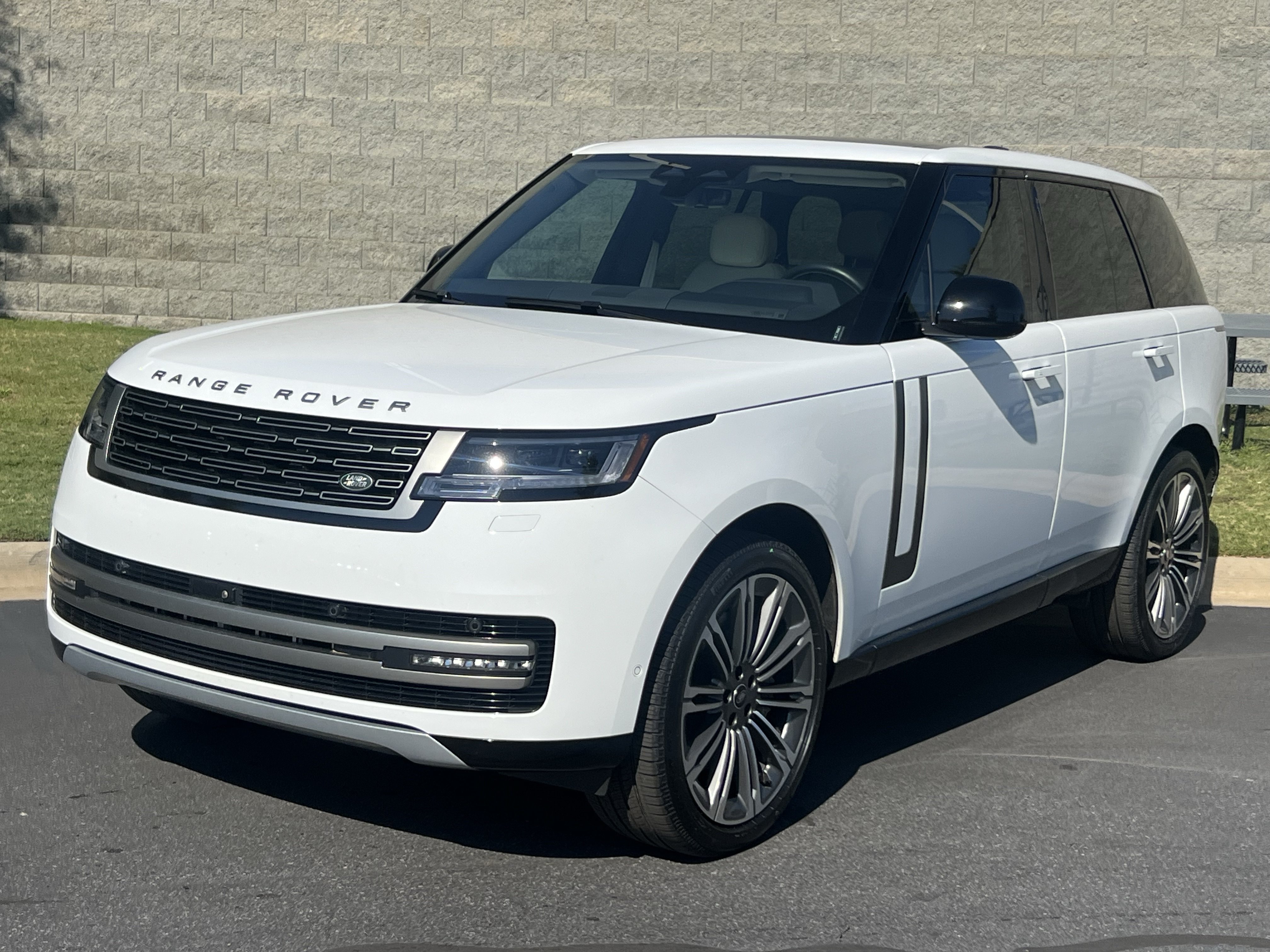 Used 2025 Land Rover Range Rover SE AWD/4WD image 1