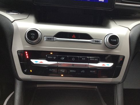 Used 2022 Ford Explorer XLT w/ Equipment Group 202A image 14