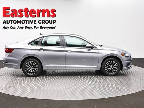 Used 2020 Volkswagen Jetta SE w/ SE Cold Weather Package FWD image 4