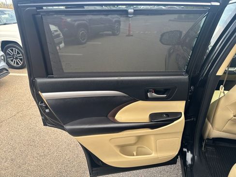 Used 2017 Toyota Highlander XLE AWD/4WD image 40