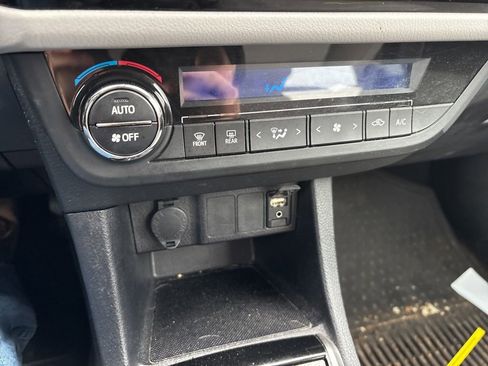 Used 2015 Toyota Corolla LE image 24