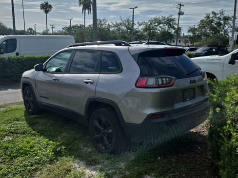 Used 2021 Jeep Cherokee Latitude Plus FWD image 3